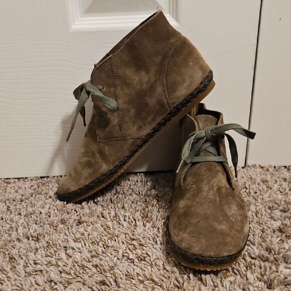 Aetrex Addison Suede Ankle Boots with Green Laces 9-9.5 - Picture 1 of 6